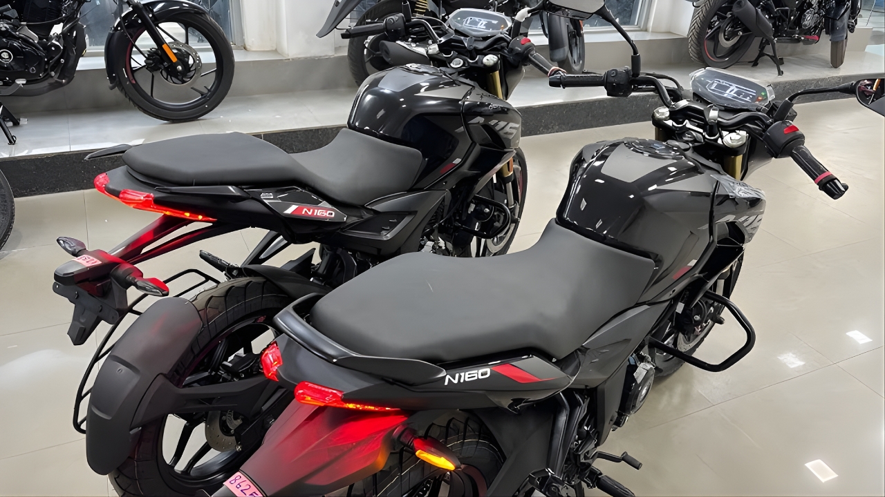 Bajaj Pulsar N160 2026: Reseña Completa del Asiento Único con Horquilla USD, Precio en Carretera y Colores Disponibles