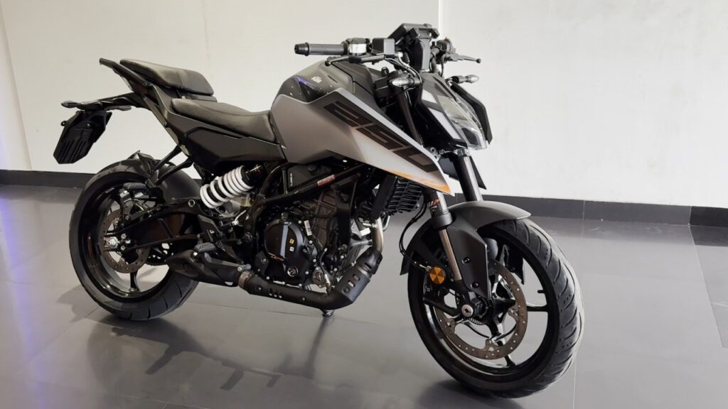 KTM Duke 250 2026: Nueva Bestia Naranja y Plata con Review Detallada y Precio Actualizado